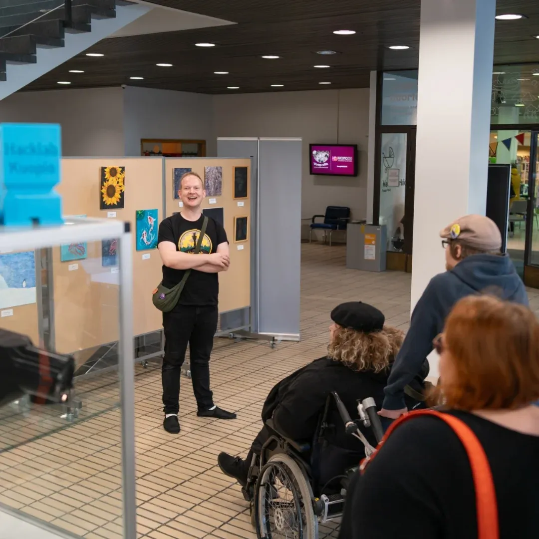 Hacklabin puheenjohtaja Eemeli avaa Halkon syysnäyttelyn Kuopio pääkirjastolla.